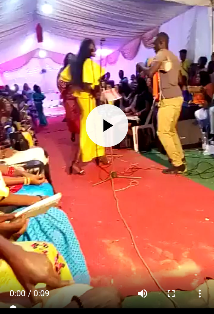 Lady disgraced after her dress tore whiles dancing at a wedding, revealing her raw butt without pant!es (video)